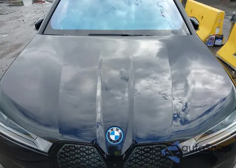 2025 BMW Ix xDrive50 z USA, uszkodzony, nr VIN WB523CF02SCT31149